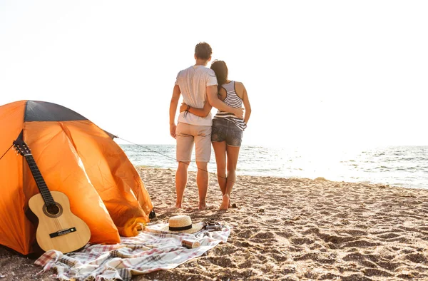 Zobacz Zdjęcie Młodych Cute Miłości Para Przytulanie Plaży Zewnątrz Powrotem — Zdjęcie stockowe