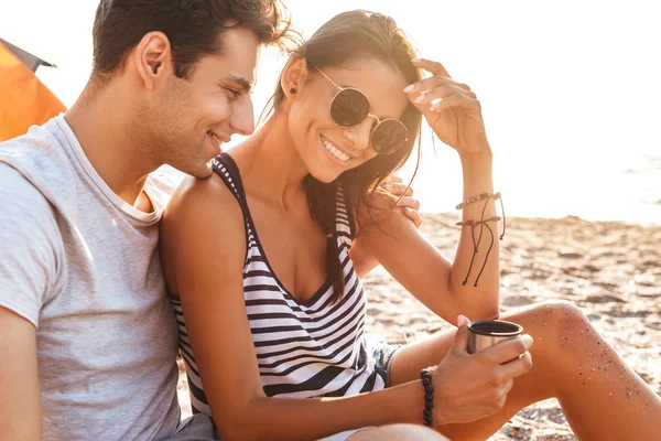 Imagem Alegre Jovem Casal Amoroso Bonito Beber Chá Praia Livre — Fotografia de Stock