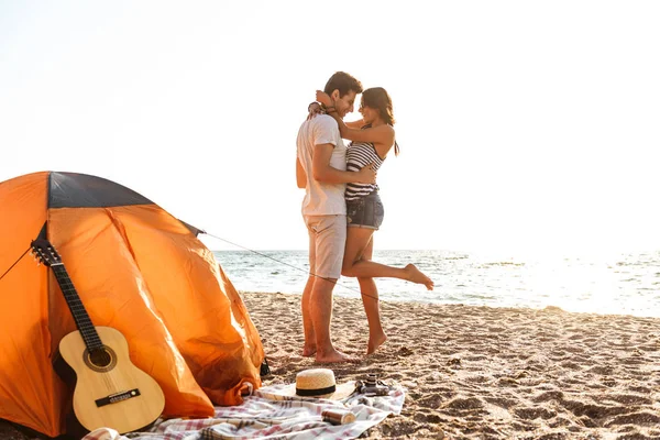 Foto Von Jungen Niedlichen Liebenden Paar Umarmen Sich Strand Freien — Stockfoto