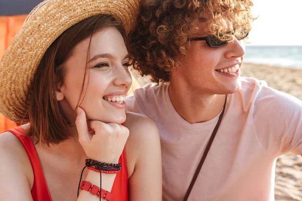 Pareja Joven Feliz Sentados Juntos Playa Acampando — Foto de Stock