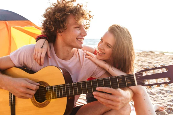 Preciosa Pareja Joven Descansando Juntos Playa Acampando Tocando Guitarra — Foto de Stock