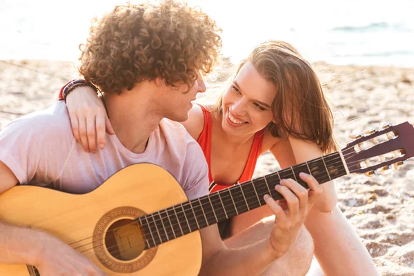 Belo Jovem Casal Descansando Juntos Praia Acampar Tocar Guitarra — Fotografia de Stock