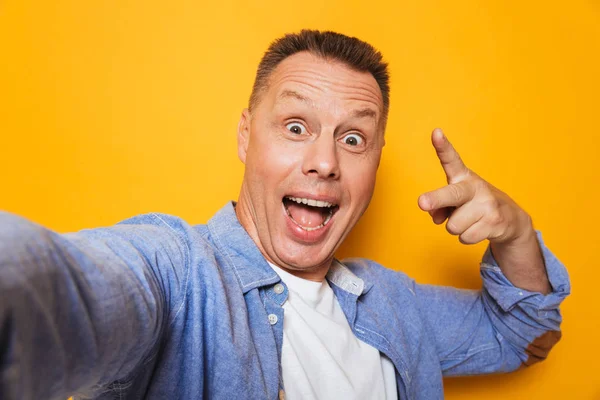Portre Pozitif Bir Orta Yaşlı Adamın Bir Selfie Izole Sarı — Stok fotoğraf