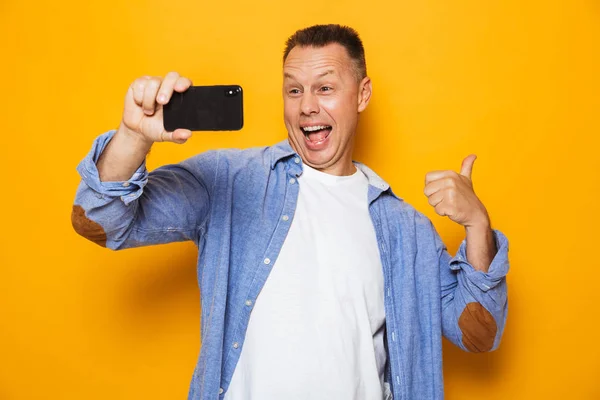 Başparmak Sarı Arka Plan Üzerinde Izole Göstermek Yukarıya Bir Selfie — Stok fotoğraf