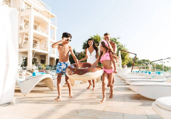 Immagine Una Famiglia Vacanze Con Bambini Che Riposano Vicino Alla — Foto Stock