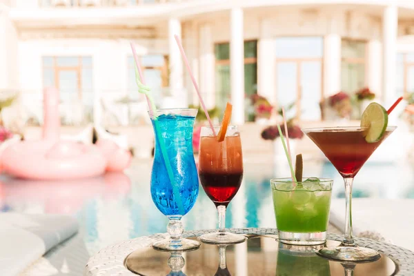 Photo Four Cocktail Drinks Glasses Table Hotel Swimming Pool Sunny — Stock Photo, Image