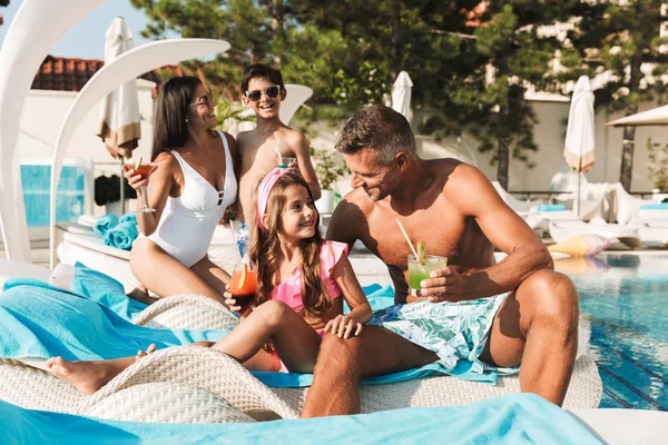 Eccitato Giovane Famiglia Divertirsi Piscina All Aperto Estate — Foto Stock