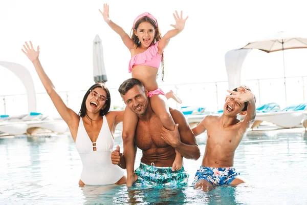 Entusiasmado Jovem Família Divertindo Dentro Uma Piscina Livre Verão Acenando — Fotografia de Stock