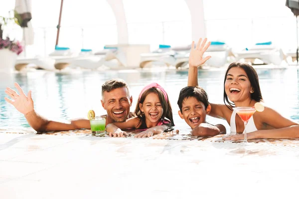 Happy Young Family Having Fun Swimming Pool Outdoors Summer Cocktails — Stock Photo, Image