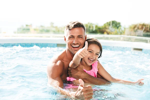 Foto Pai Feliz Família Com Filha Sorrindo Enquanto Nadava Piscina — Fotografia de Stock