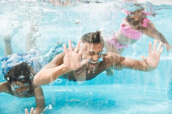 Fotó Boldog Családi Apa Búvárkodni Úszni Medence Víz Alatti Során — Stock Fotó