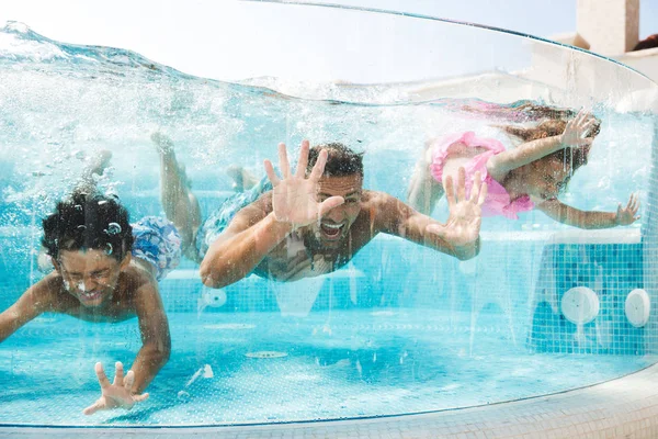 Photo Adult Man Children Diving Swimming Water Transparent Pool Summer — Stock Photo, Image