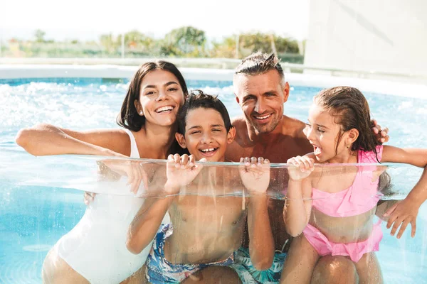 Feliz Familia Joven Divirtiéndose Dentro Una Piscina Aire Libre Verano — Foto de Stock