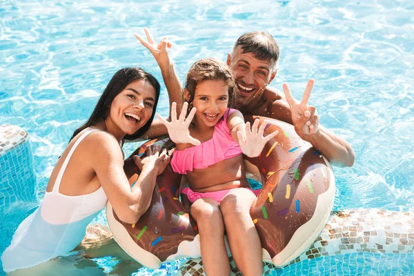 Alegre Familia Joven Divirtiéndose Juntos Piscina Aire Libre Verano Nadando —  Fotos de Stock