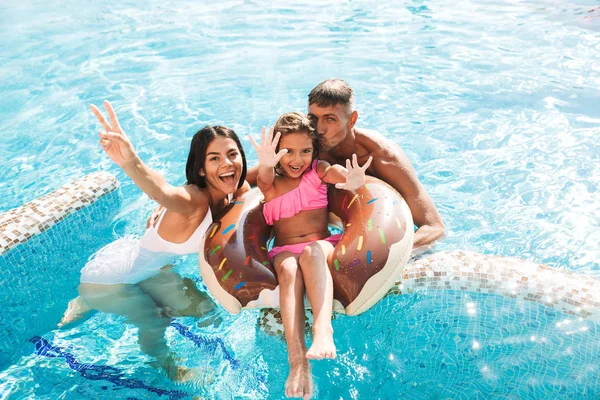 Joven Familia Alegre Divirtiéndose Juntos Piscina Aire Libre Verano Nadando —  Fotos de Stock