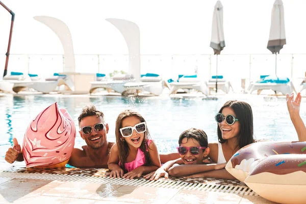 Imagen Elegante Familia Feliz Con Niños Usando Gafas Sol Nadando — Foto de Stock