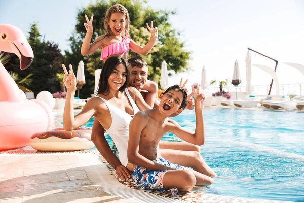 Imagem Atraente Família Caucasiana Com Crianças Sentadas Perto Piscina Luxo — Fotografia de Stock