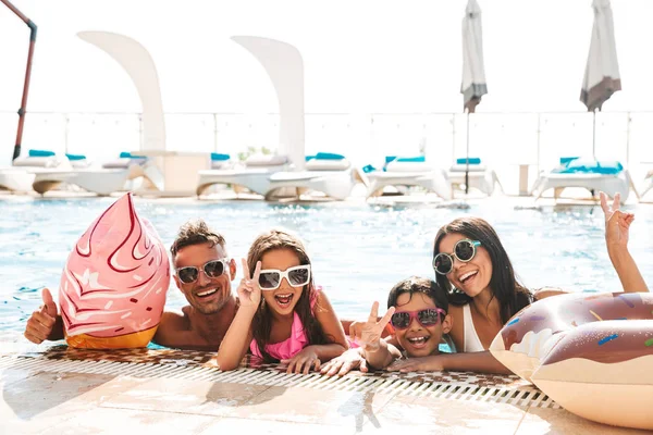 Foto Família Alegre Moderna Com Crianças Usando Óculos Sol Nadando — Fotografia de Stock