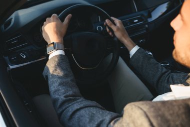 Arabasını takım elbiseli genç işadamı üstten görünüm