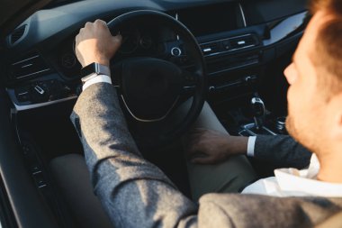 Arabasını takım elbiseli bir işadamı üstten görünüm