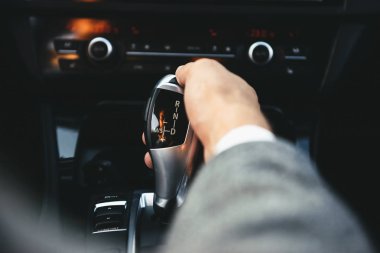 İş adamı sürücü el vites kolu Vites