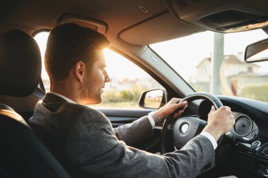 Bussinesman arabasını takım elbiseli gülümseyen