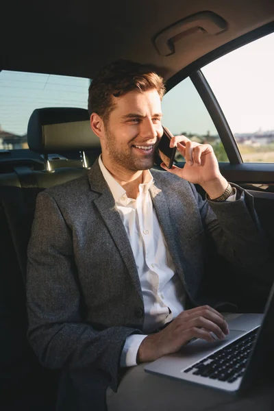 Imagen Del Exitoso Director Hombre Traje Hablando Teléfono Inteligente Trabajando — Foto de Stock