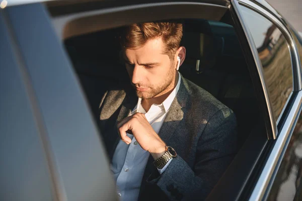 Retrato Hombre Caucásico Concentrado Con Traje Negocios Auricular Sentado Mientras —  Fotos de Stock