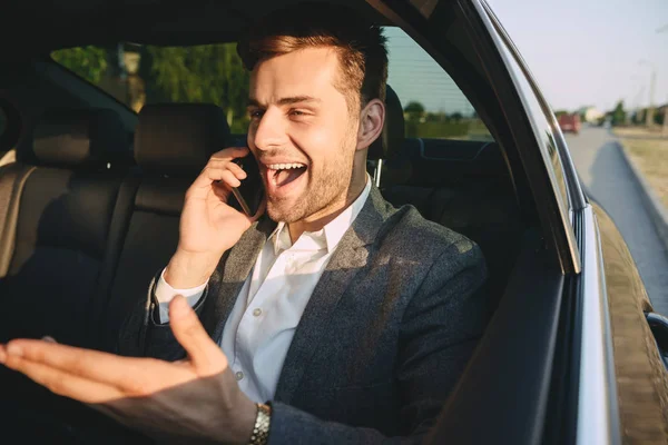 Radostný Muž Klasickém Obleku Rozhovor Mobilním Telefonu Zároveň Opět Sedí — Stock fotografie