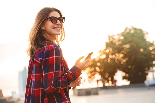 Immagine Una Giovane Bella Studentessa Che Cammina Nel Parco Usando — Foto Stock