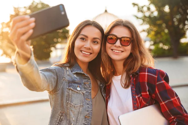 Image Happy Young Beautiful Ladies Students Walking Park Take Selfie — Stock Photo, Image