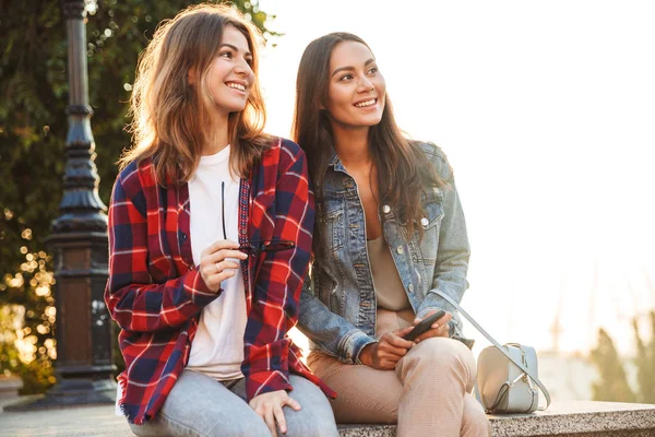 Imagen Jóvenes Amigas Increíbles Estudiantes Caminando Parque Usando Teléfono Móvil — Foto de Stock