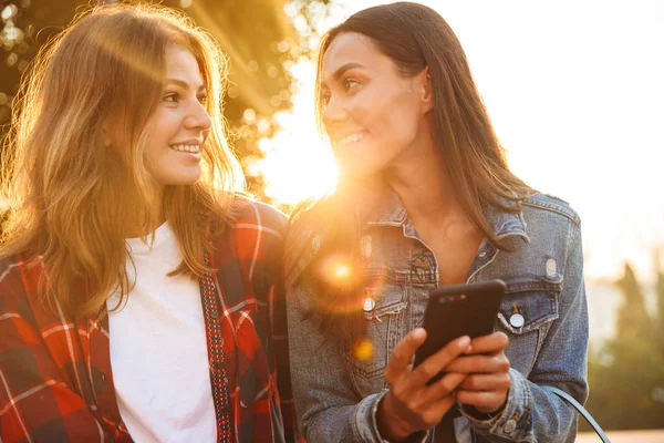 Imagem Jovens Mulheres Incríveis Amigos Estudantes Andando Parque Usando Telefone — Fotografia de Stock