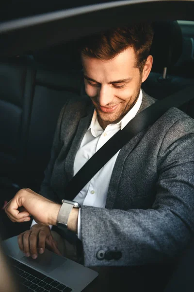 Imagen Del Joven Director Hombre Traje Trabajando Portátil Mirando Reloj — Foto de Stock