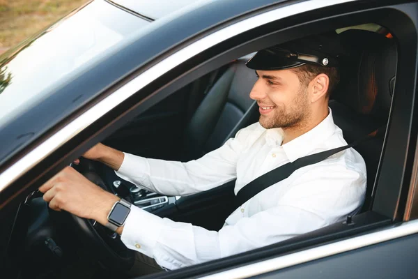 Retrato Taxista Europeo Feliz Con Uniforme Gorra Que Conduce Cinturón —  Fotos de Stock