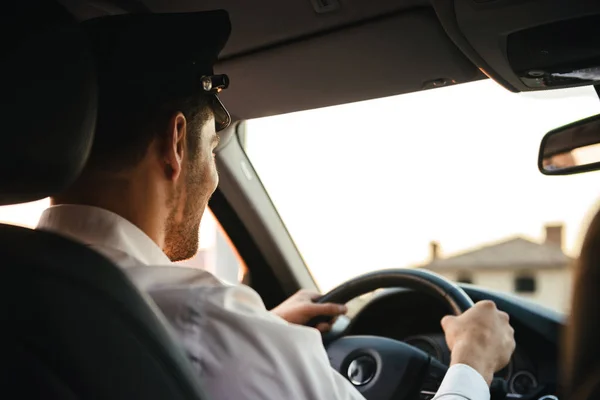 Portret Van Achterkant Kaukasische Chauffeur Man Dragen Van Uniform Cap — Stockfoto