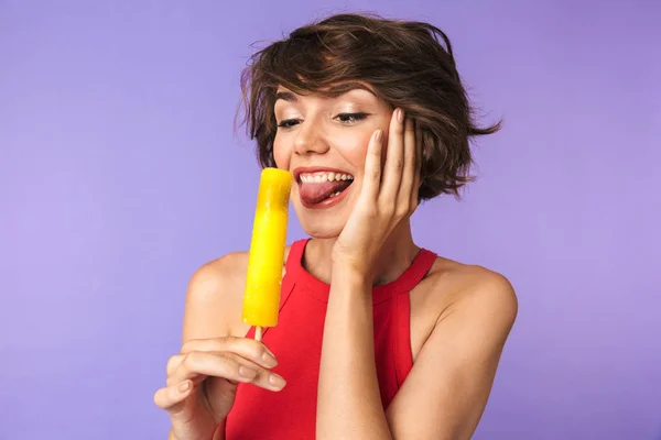 Foto Bella Giovane Donna Anni Abbigliamento Casual Sorridente Mangiare Gelato — Foto Stock