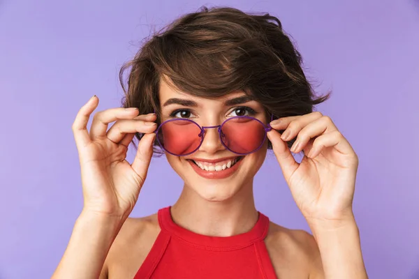 Immagine Donna Allegra Anni Abbigliamento Casual Occhiali Sole Che Guarda — Foto Stock