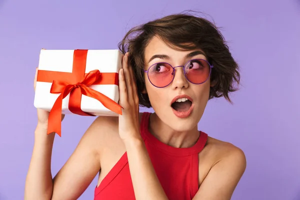 Foto Mujer Curiosa Años Gafas Sol Preguntándose Sosteniendo Caja Actual — Foto de Stock