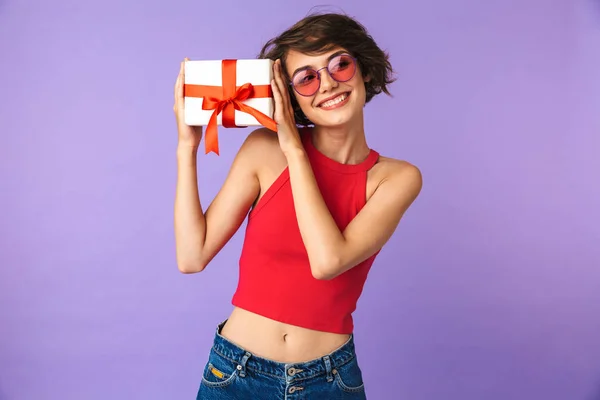 Foto Chica Feliz Años Gafas Sol Sonriendo Sosteniendo Caja Regalo — Foto de Stock