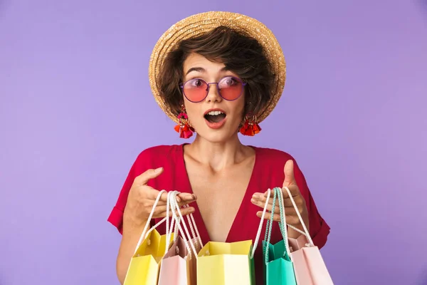 Imagen Mujer Morena Excitada Años Sombrero Paja Sosteniendo Coloridas Bolsas —  Fotos de Stock