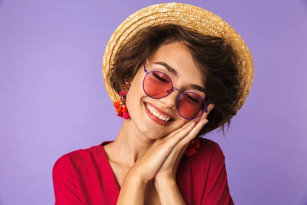 Usmívající Elegantní Žena Slaměný Klobouk Sluneční Brýle Pózuje Zavřenýma Očima — Stock fotografie