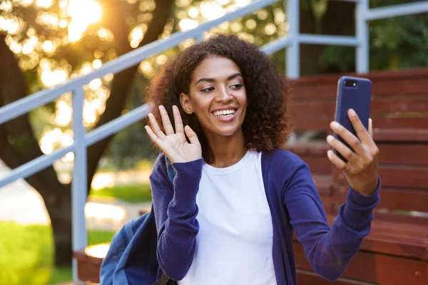 Retrato Una Joven Africana Alegre Con Mochila Descansando Parque Tomando —  Fotos de Stock