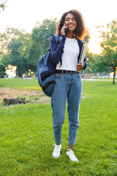 Obrázek Mladá Krásná Afričanka Studenta Procházky Parku Drží Notebook Mluví — Stock fotografie