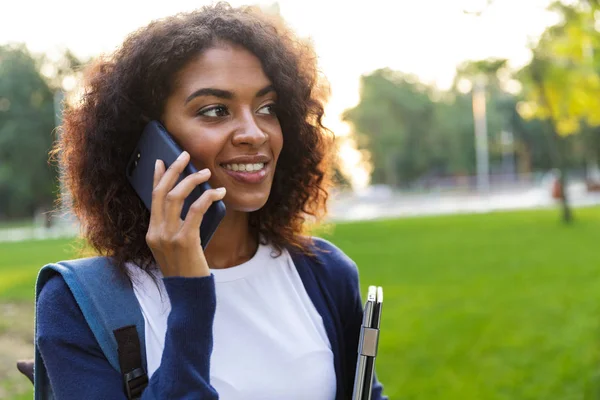 Imagem Uma Jovem Bela Estudante Africana Caminhando Parque Segurando Laptop — Fotografia de Stock