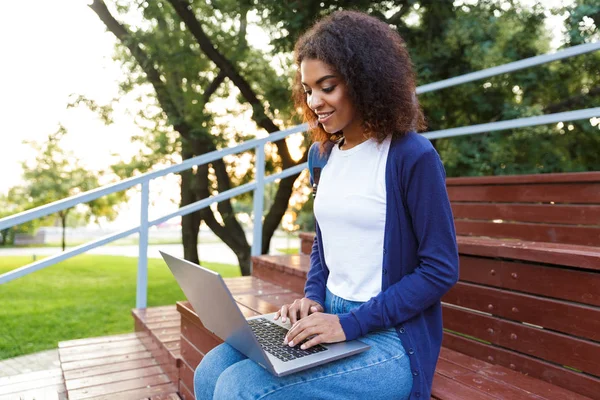 Imagem Jovem Africana Feliz Sentada Livre Parque Passos Usando Computador — Fotografia de Stock