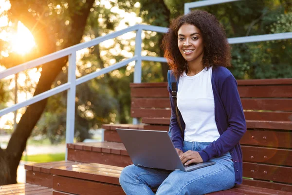 Imagen Joven Africana Feliz Sentada Aire Libre Parque Los Escalones —  Fotos de Stock