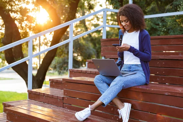 Imagen Joven Africana Feliz Sentada Aire Libre Parque Los Escalones —  Fotos de Stock