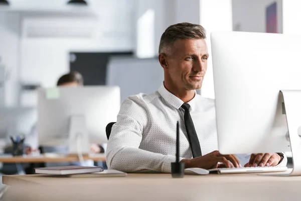 Başarılı Çalışan Görüntüsünü Yaşlarda Beyaz Gömlek Giymiş Adam Office Masada — Stok fotoğraf