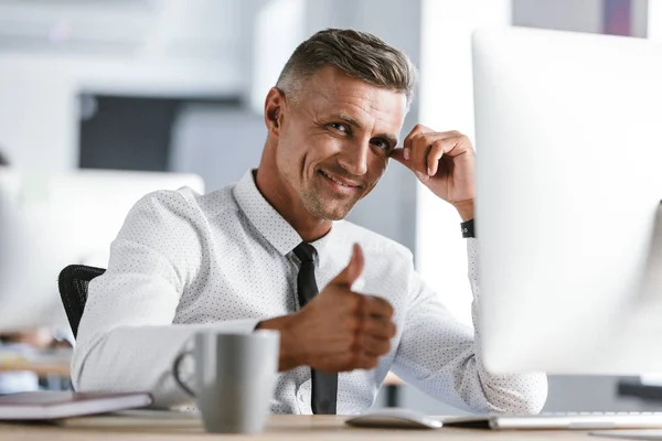 Imagen Del Alegre Hombre Negocios Años Con Camisa Blanca Corbata — Foto de Stock